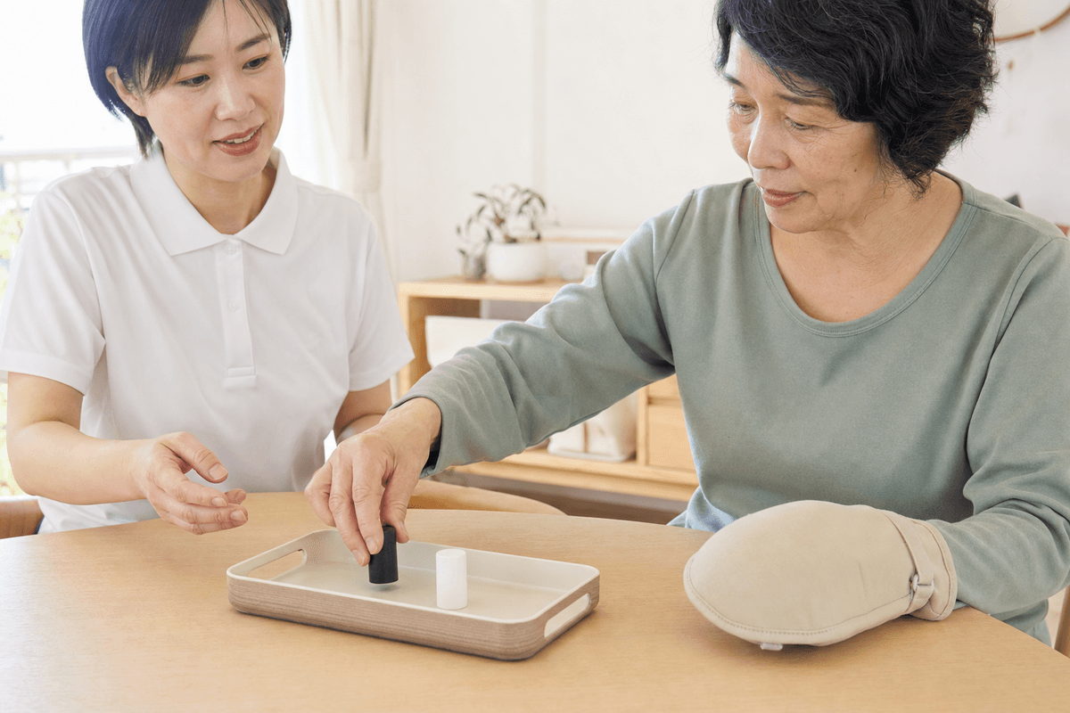 CI療法を自宅自費訪問リハビリで行っている画像 CI療法を自宅自費訪問リハビリで行っている画像