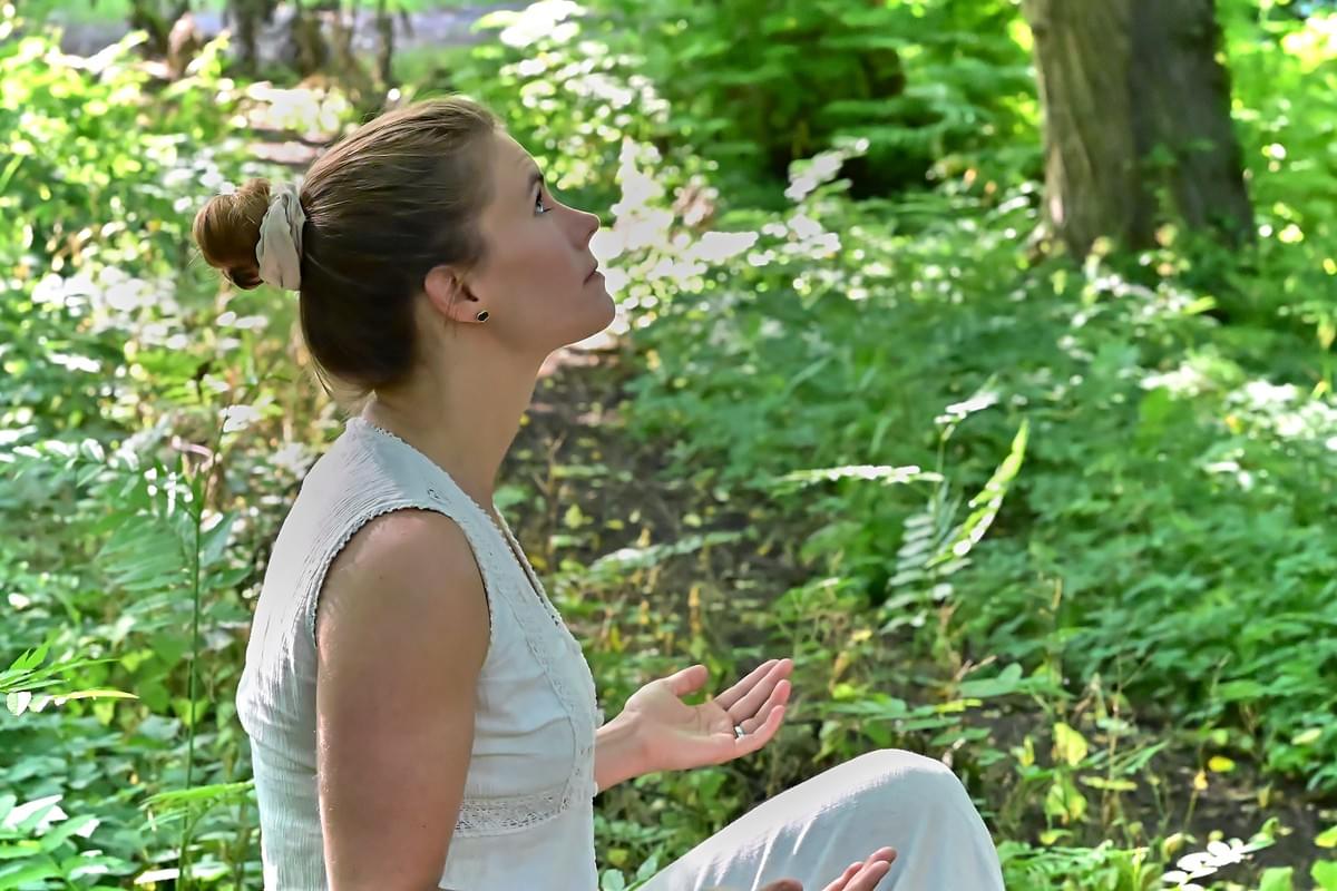 Frau, die ihre Hand am Herz hat und in sich hinein spürt Frau, die ihre Hand am Herz hat und in sich hinein spürt