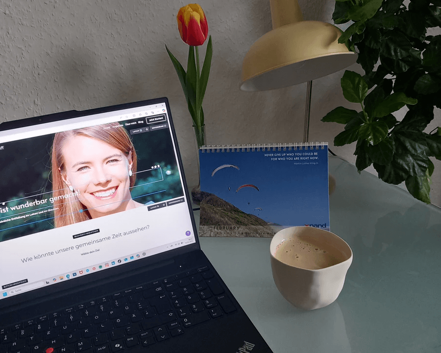 Laptop auf einem Schreibtisch zeigt die Startseite von "Christliches Coaching Murena Overhoff" mit Angebot und Blog-Artikeln, dekoriert mit Kaffeetasse und einer Tulpe in einer Vase. Laptop auf einem Schreibtisch zeigt die Startseite von "Christliches Coaching Murena Overhoff" mit Angebot und Blog-Artikeln, dekoriert mit Kaffeetasse und einer Tulpe in einer Vase.