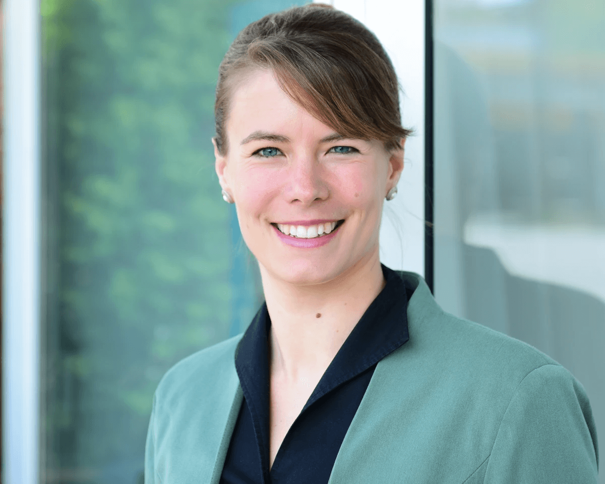 Professionelles Porträt von Murena Overhoff - Coach für Frauen und für geistliche Begleitung-, die der betrachtenden Person warmherzig und offen entgegenblickt. Professionelles Porträt von Murena Overhoff - Coach für Frauen und für geistliche Begleitung-, die der betrachtenden Person warmherzig und offen entgegenblickt.