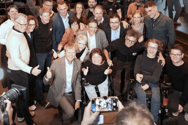 Gruppe von Personen mit oder ohne Behinderungen, die das JA zur e-ID feiern. Gruppe von Personen mit oder ohne Behinderungen, die das JA zur e-ID feiern.