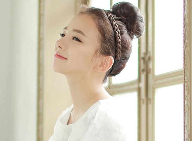 Nữ sinh cấp 2 búi tóc củ tỏi Nữ sinh cấp 2 búi tóc củ tỏi
