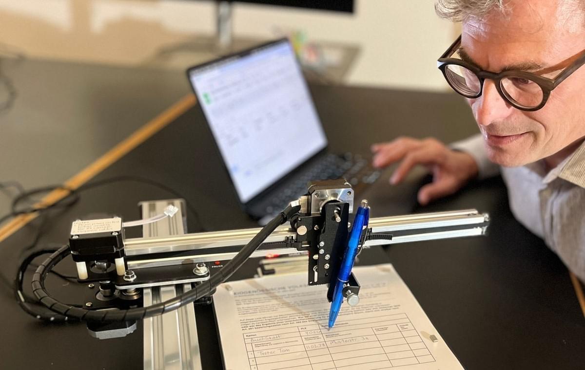 Ein Schreibroboter fälscht Unterschriften Ein Schreibroboter fälscht Unterschriften