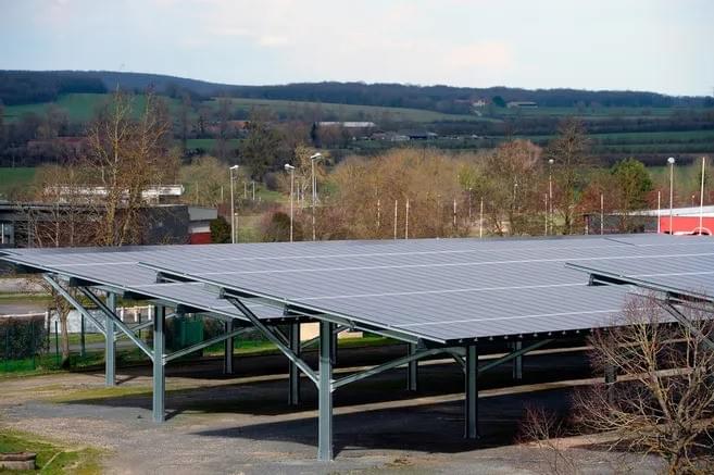 Les grandes espaces dans les zones rurales sont importantes afin de rentabiliser une installation de panneaux photovoltaiques Les grandes espaces dans les zones rurales sont importantes afin de rentabiliser une installation de panneaux photovoltaiques