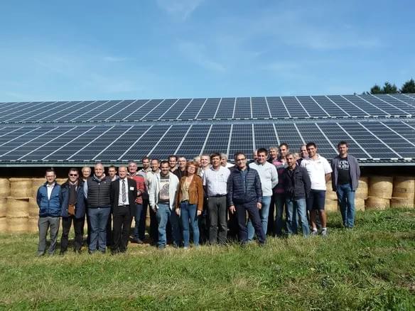 Une équipe au service de l'enrgie verte- Une ferme qui s'est dotée de panneaux solaires Une équipe au service de l'enrgie verte- Une ferme qui s'est dotée de panneaux solaires