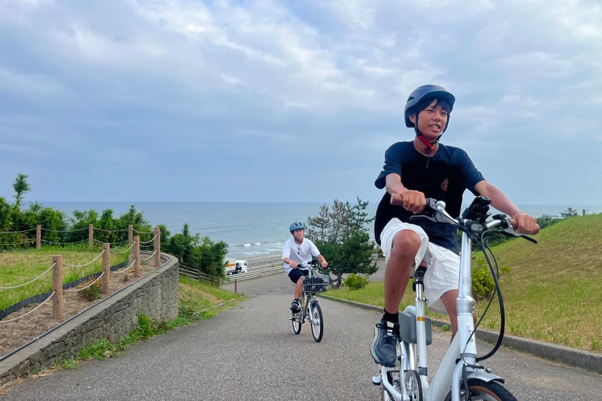 白尾灯台の急な坂道でのe-bike試乗 白尾灯台の急な坂道でのe-bike試乗