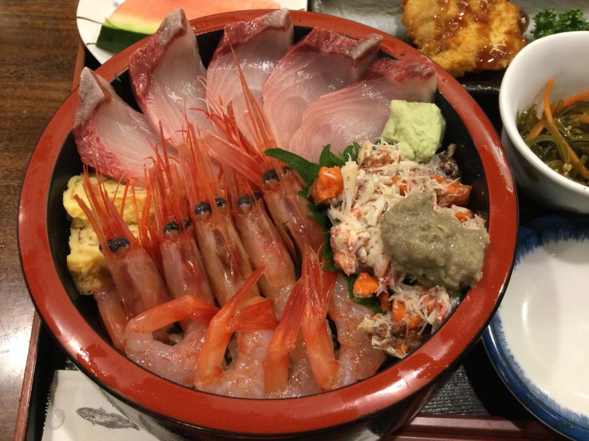 鮨.会席 りょう門「AKB丼」(甘エビ、香箱カニ、ブリ) 鮨.会席 りょう門「AKB丼」(甘エビ、香箱カニ、ブリ)