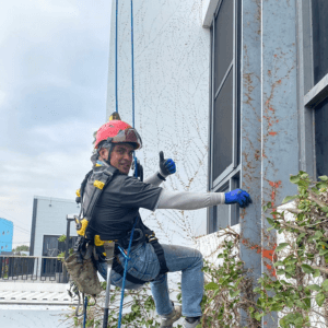 金傑昕高空工程服務鋼構及廠辦,包含廣告看板維護 • 外牆植生清除 、外牆老舊飾材拆除、 設備維護及高空安裝 金傑昕高空工程服務鋼構及廠辦,包含廣告看板維護 • 外牆植生清除 、外牆老舊飾材拆除、 設備維護及高空安裝