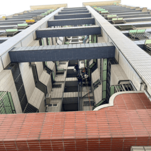 金傑昕高空工程為社區大樓及透天住宅提供,採光罩修繕、雨遮塑鋁板更換、外牆清洗、外牆防水、防鳥網安裝、鴿糞消毒清潔、外牆排水配管、外牆管路通管、外牆磁磚修繕。 金傑昕高空工程為社區大樓及透天住宅提供,採光罩修繕、雨遮塑鋁板更換、外牆清洗、外牆防水、防鳥網安裝、鴿糞消毒清潔、外牆排水配管、外牆管路通管、外牆磁磚修繕。