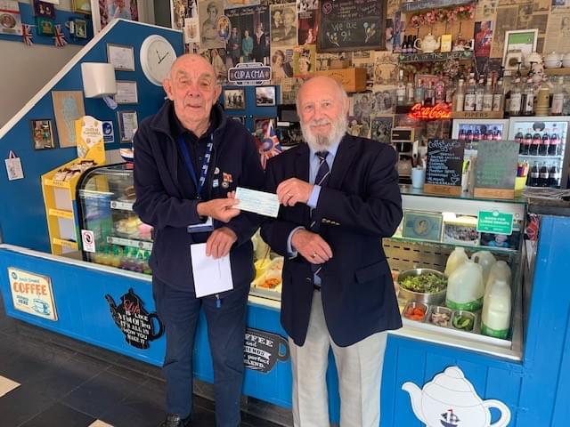 Dougie Dickenson of The Izaak Walton Lodge of Freemasons handing a cheque to the RNLI. Dougie Dickenson of The Izaak Walton Lodge of Freemasons handing a cheque to the RNLI.