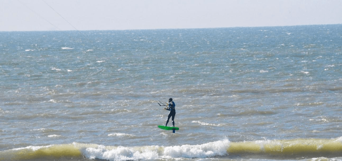 expert showing how to kitesurfing expert showing how to kitesurfing