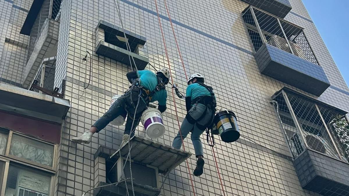 繩盾工程是大台北地區首選的屋頂外牆防水抓漏達人,擁有超過 20 年的外牆專業修繕經驗。我們專精於高空蜘蛛人施工與雙繩作業,無需搭設鷹架即可進行精準的外牆磁磚檢測與空鼓修繕。 不論是新北市台北市外牆防水、梯間平台防水工程或是斜屋頂防水鐵皮工程,我們都能對症下藥,解決外牆磁磚剝落與滲漏難題。身為獲得五星好評推薦的外牆防水專家,我們承諾提供最完善的外牆專業修繕診斷。別讓漏水損害您的建築結構,現在就聯繫繩盾工程,讓專業團隊為您的愛家提供長效防護! 繩盾工程是大台北地區首選的屋頂外牆防水抓漏達人,擁有超過 20 年的外牆專業修繕經驗。我們專精於高空蜘蛛人施工與雙繩作業,無需搭設鷹架即可進行精準的外牆磁磚檢測與空鼓修繕。 不論是新北市台北市外牆防水、梯間平台防水工程或是斜屋頂防水鐵皮工程,我們都能對症下藥,解決外牆磁磚剝落與滲漏難題。身為獲得五星好評推薦的外牆防水專家,我們承諾提供最完善的外牆專業修繕診斷。別讓漏水損害您的建築結構,現在就聯繫繩盾工程,讓專業團隊為您的愛家提供長效防護!