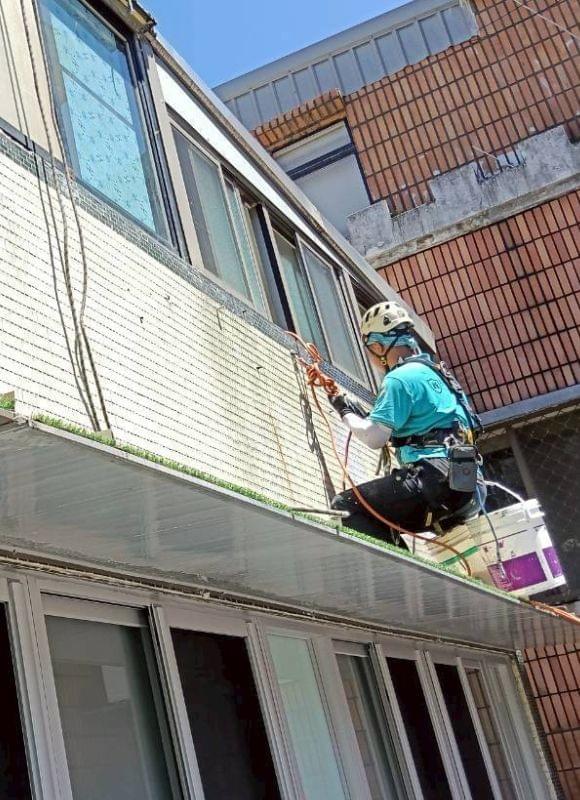 外牆防水抓漏蜘蛛人專家—大台北地區外牆防水抓漏工程、外牆磁磚檢測、磁磚泥作填縫修繕工程、外牆安全檢查、磁磚空鼓水泥老化修復、外牆色漆翻新改色工程、屋頂抓漏防水、雨遮鐵皮抓漏隔音隔熱、冷氣排水明管工程、梯間陽台平台防水、外牆防水漆工程、PU防水漆施工、斜屋頂防水鐵皮、透明精油防水工程 外牆防水抓漏蜘蛛人專家—大台北地區外牆防水抓漏工程、外牆磁磚檢測、磁磚泥作填縫修繕工程、外牆安全檢查、磁磚空鼓水泥老化修復、外牆色漆翻新改色工程、屋頂抓漏防水、雨遮鐵皮抓漏隔音隔熱、冷氣排水明管工程、梯間陽台平台防水、外牆防水漆工程、PU防水漆施工、斜屋頂防水鐵皮、透明精油防水工程