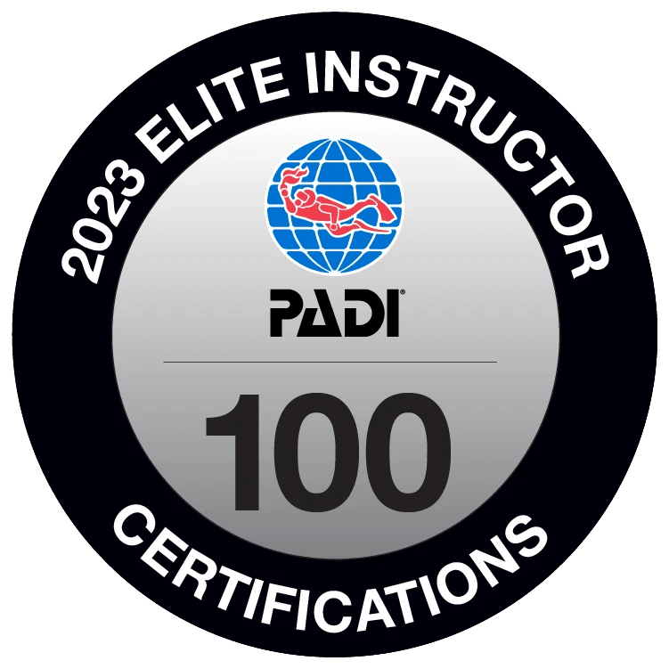 Badge PADI reconnaissant plus de 100 certifications en 2023 Badge PADI reconnaissant plus de 100 certifications en 2023