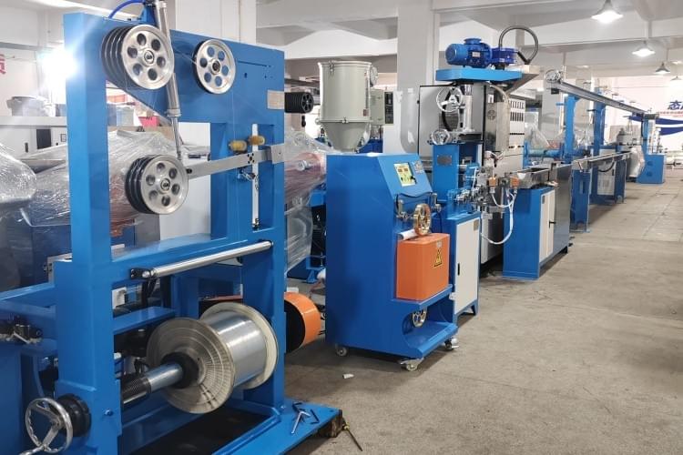 خط بثق بلاستيك عزل الكابلات الكهربائية ذو الأداء العالية خط بثق بلاستيك عزل الكابلات الكهربائية ذو الأداء العالية