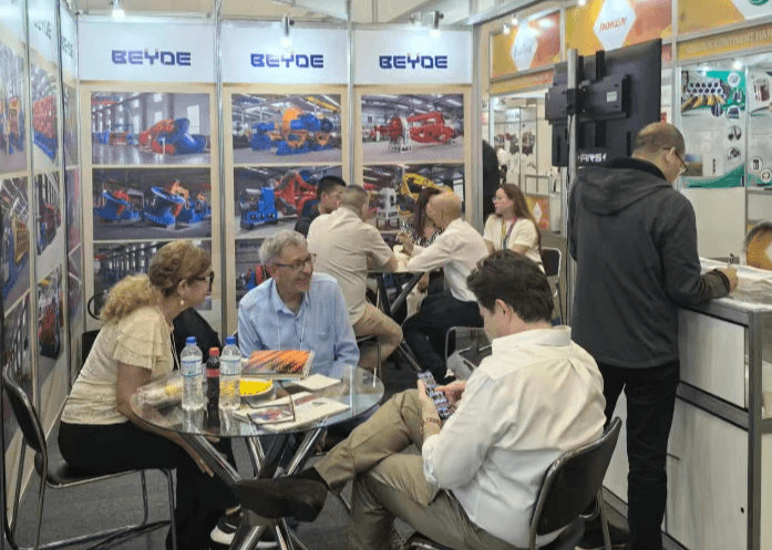 Max Xu comparece à exposição brasileira de tubos de arame. Max Xu comparece à exposição brasileira de tubos de arame.