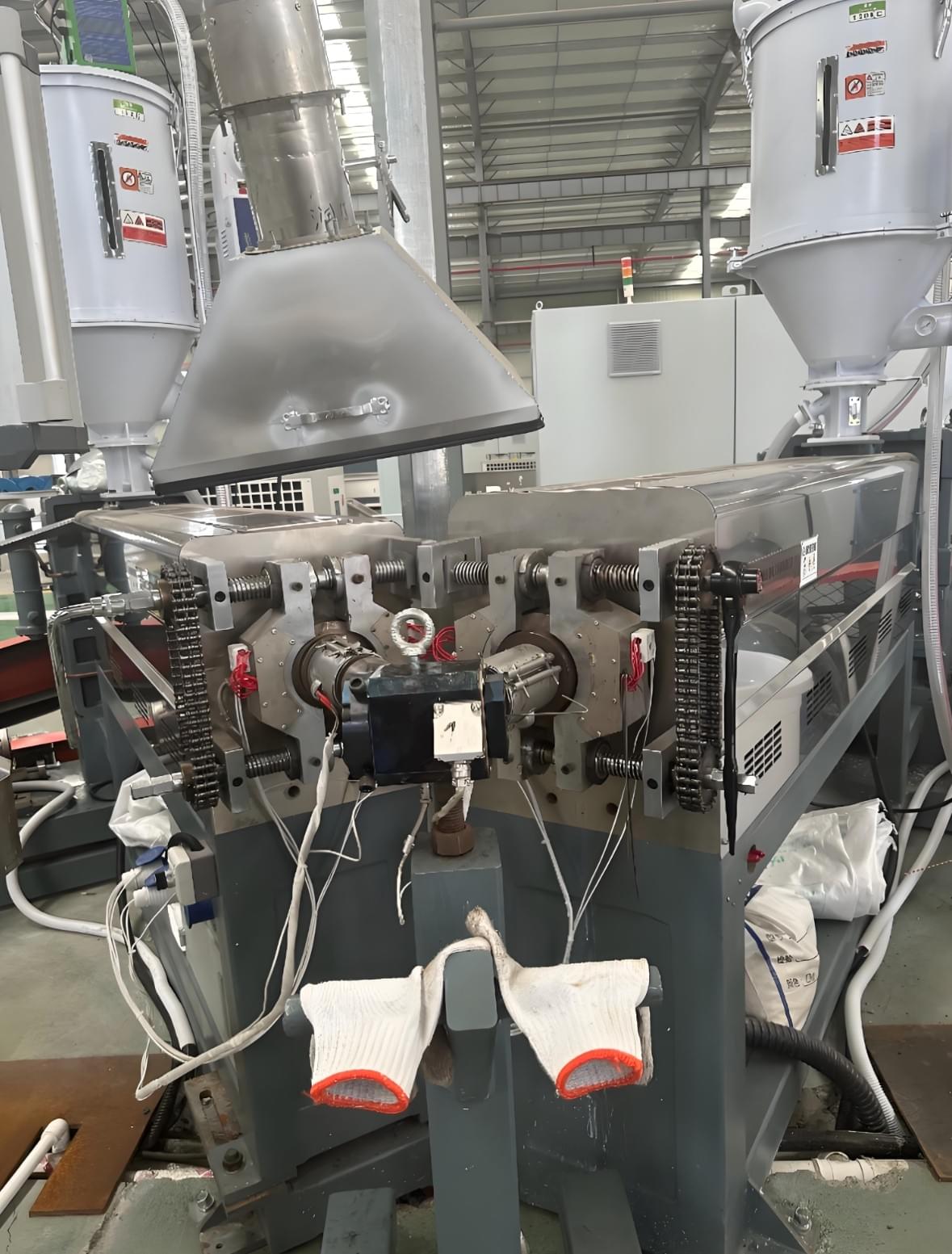 Camada dupla, linhas de extrusão de cor dupla Camada dupla, linhas de extrusão de cor dupla