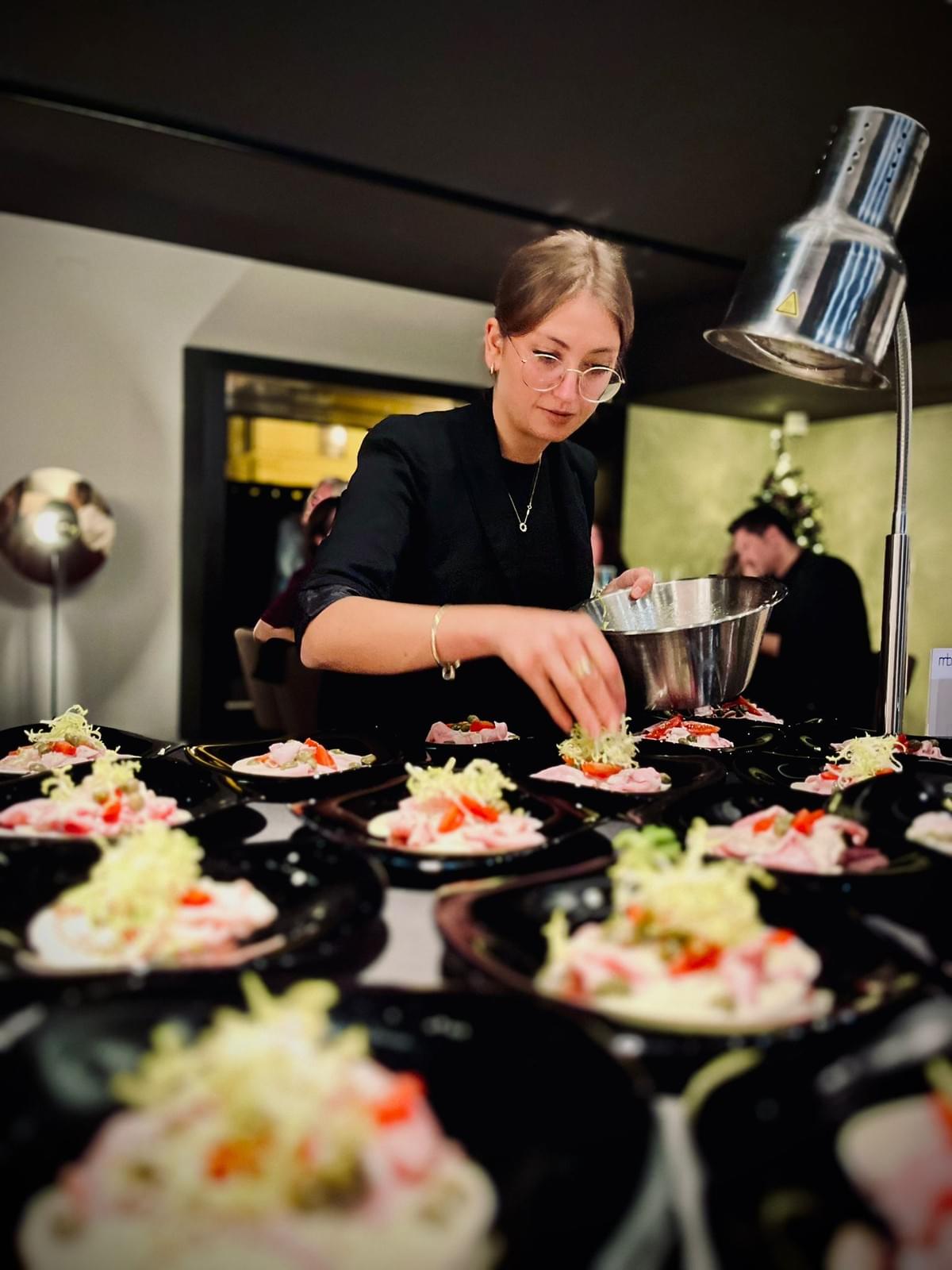 We create emotional connections that touch your target audience and remain in memory. Emotional experiences What we offer We do not sell products. We sell goosebumps. Enjoyment marketing is emotionalization at star kitchen level: We make brands tangible – with atmosphere, sensuality, and storytelling that sticks. Instead of loud advertising noise, we rely on subtle nuances that hit the nerve. Whether wine, lifestyle, culinary, or design – we create moments that taste, smell, sound – and resonate. In short: We turn buyers into connoisseurs. And brands into an experience. We create emotional connections that touch your target audience and remain in memory. Emotional experiences What we offer We do not sell products. We sell goosebumps. Enjoyment marketing is emotionalization at star kitchen level: We make brands tangible – with atmosphere, sensuality, and storytelling that sticks. Instead of loud advertising noise, we rely on subtle nuances that hit the nerve. Whether wine, lifestyle, culinary, or design – we create moments that taste, smell, sound – and resonate. In short: We turn buyers into connoisseurs. And brands into an experience.