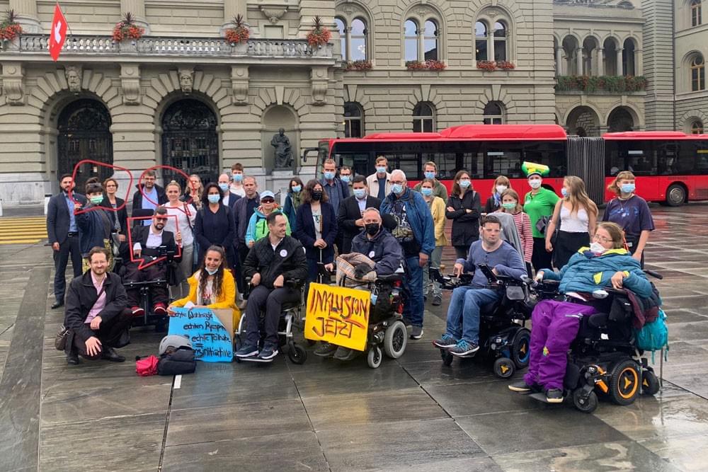 Gruppe von engagierten Menschen fordert mehr Inklusion Gruppe von engagierten Menschen fordert mehr Inklusion