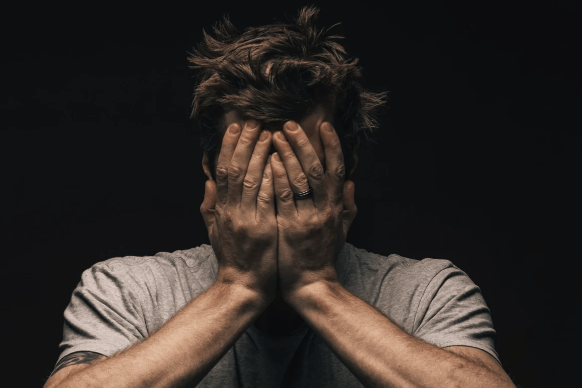 Mann sieht erschöpft und verzweifelt aus, Schlafmangel, Belastung, belastend  Mann sieht erschöpft und verzweifelt aus, Schlafmangel, Belastung, belastend