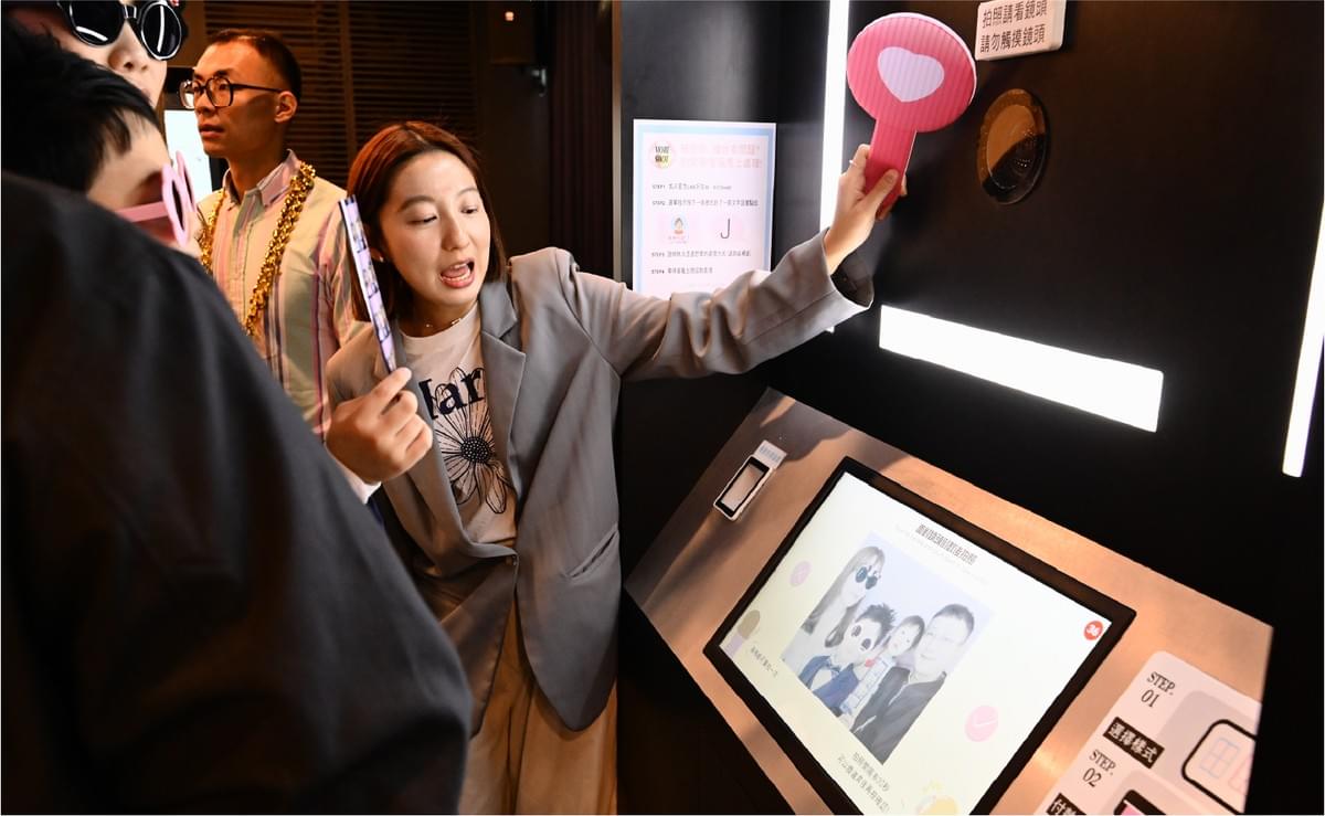 Choose multiple filters to make your photos more personalized and artistic. diversified filter Our characteristics sticker machine Choose multiple filters to make your photos more personalized and artistic. diversified filter Our characteristics sticker machine