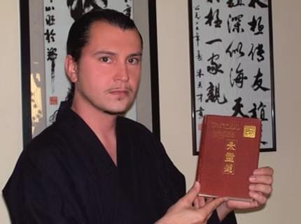 Giuseppe Paterniti mostra il libro sul "Taireido" scritto da Morihei Tanaka Giuseppe Paterniti mostra il libro sul "Taireido" scritto da Morihei Tanaka