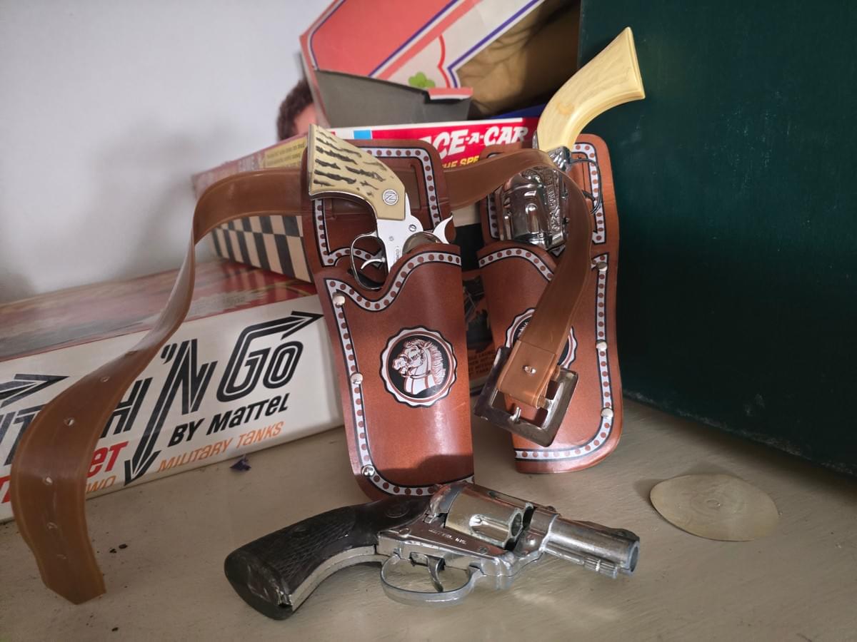 MULTIPLE VINTAGE CAP GUNS FROM JR TEXANS AND MUCH MORE! MULTIPLE VINTAGE CAP GUNS FROM JR TEXANS AND MUCH MORE!