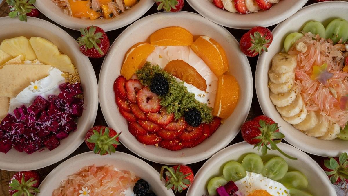 Discover Our Premium Fruit Selection and Unique Yogurt Offerings Experience the Best of Fresh Fruits 高端水果连锁店,洛杉矶首家干噎酸奶店
