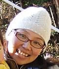 石を並べた庭を歩く子どもの写真 石を並べた庭を歩く子どもの写真