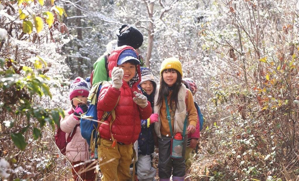 雪の森を歩く親子連れの写真 雪の森を歩く親子連れの写真