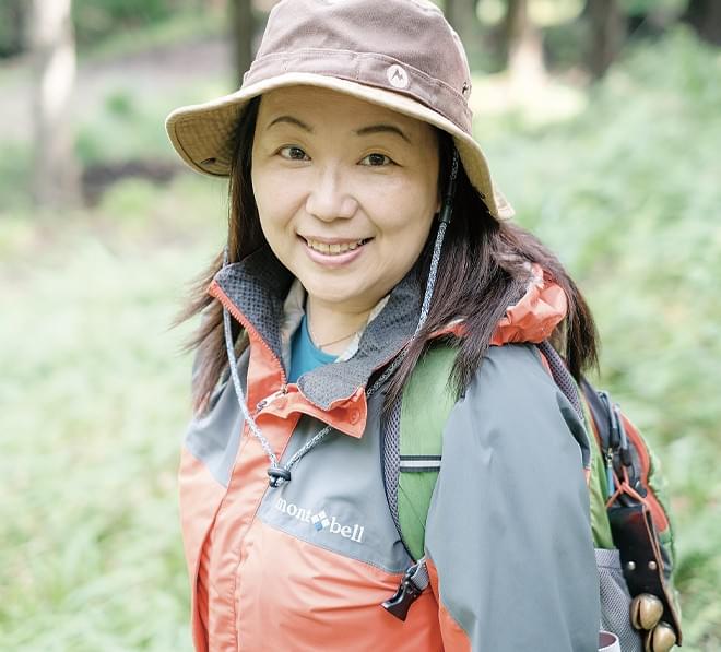 森の中で笑顔の西村早栄子さんの写真 森の中で笑顔の西村早栄子さんの写真