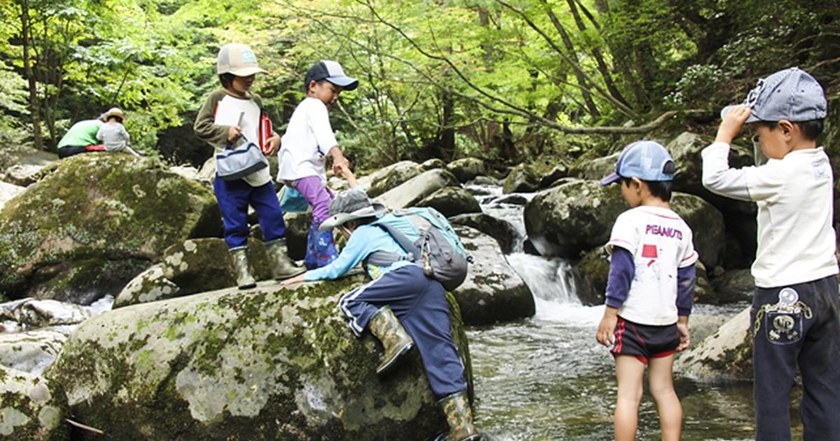 石を並べた庭を歩く子どもの写真 石を並べた庭を歩く子どもの写真