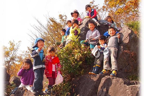 石を並べた庭で遊ぶ子どもの写真 石を並べた庭で遊ぶ子どもの写真