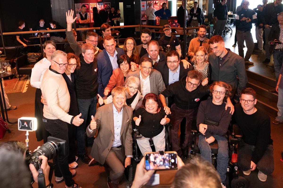 Freudige Menschen nach der gewonnen Abstimmung Freudige Menschen nach der gewonnen Abstimmung