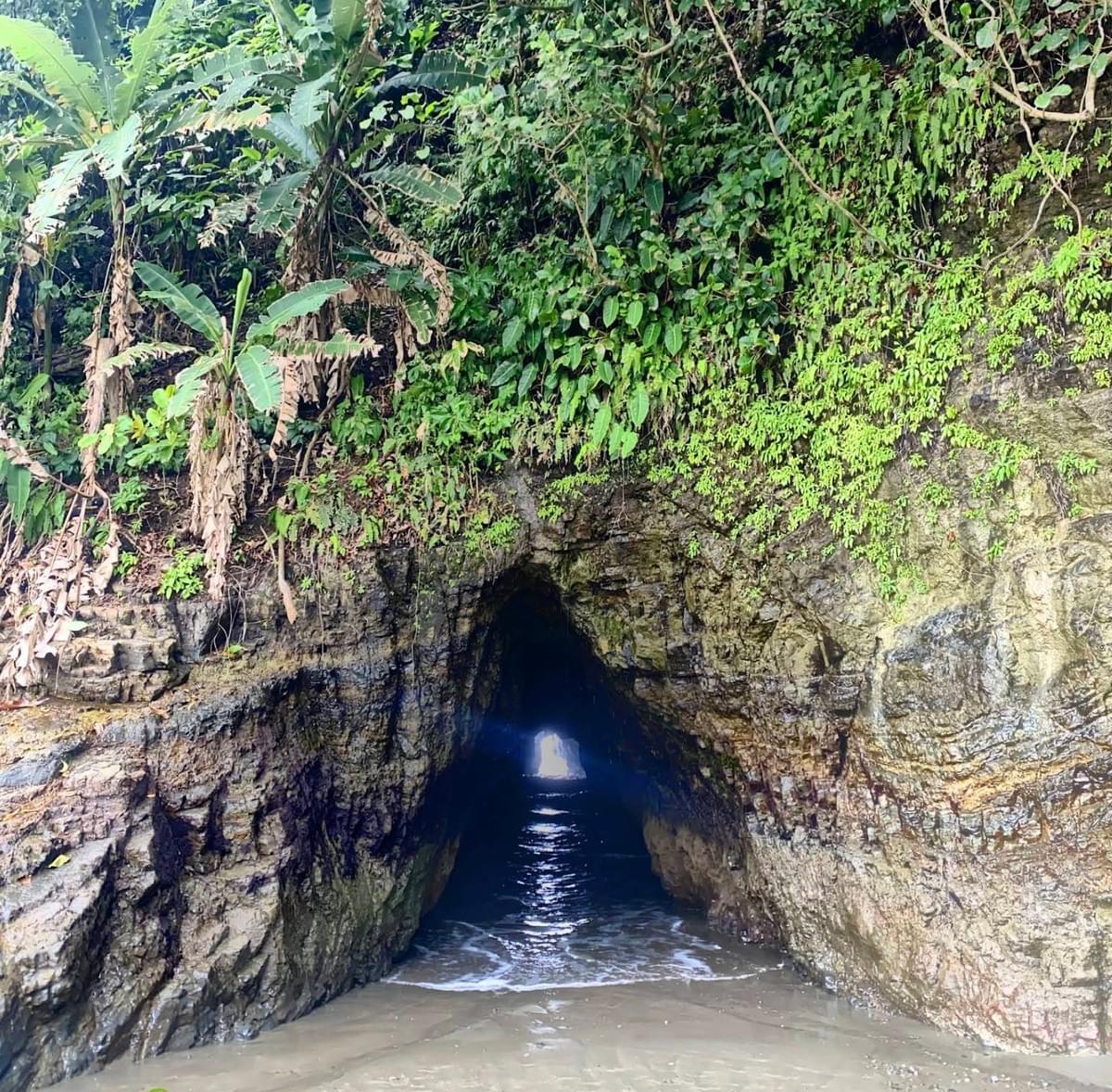 Playa Ventanas, Sea Cave, Ojochal, Costa Rica Playa Ventanas, Sea Cave, Ojochal, Costa Rica