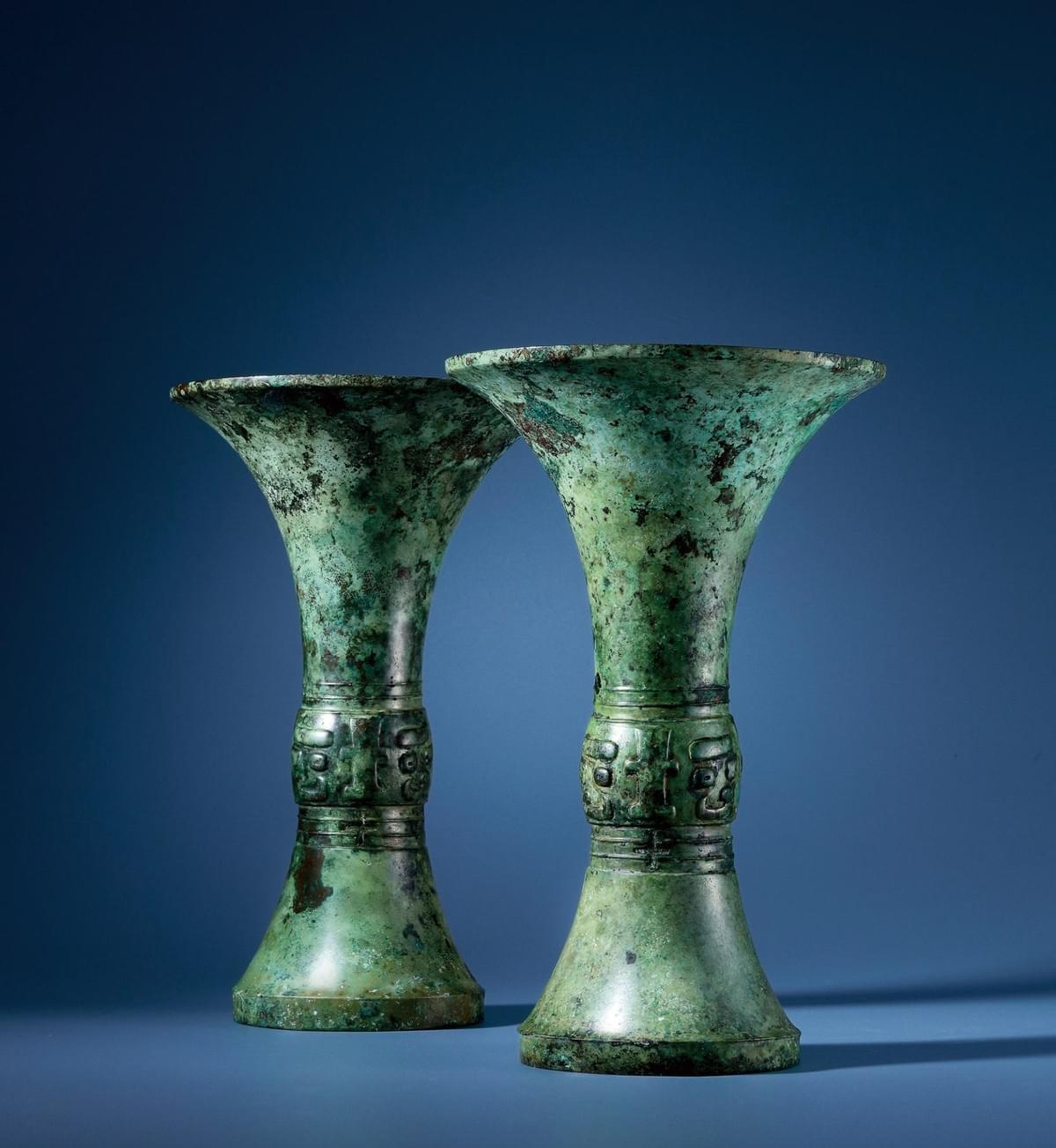 A RARE PAIR OF INSCRIBED BRONZE GU (商晚期 伒冊亯觚 一對)