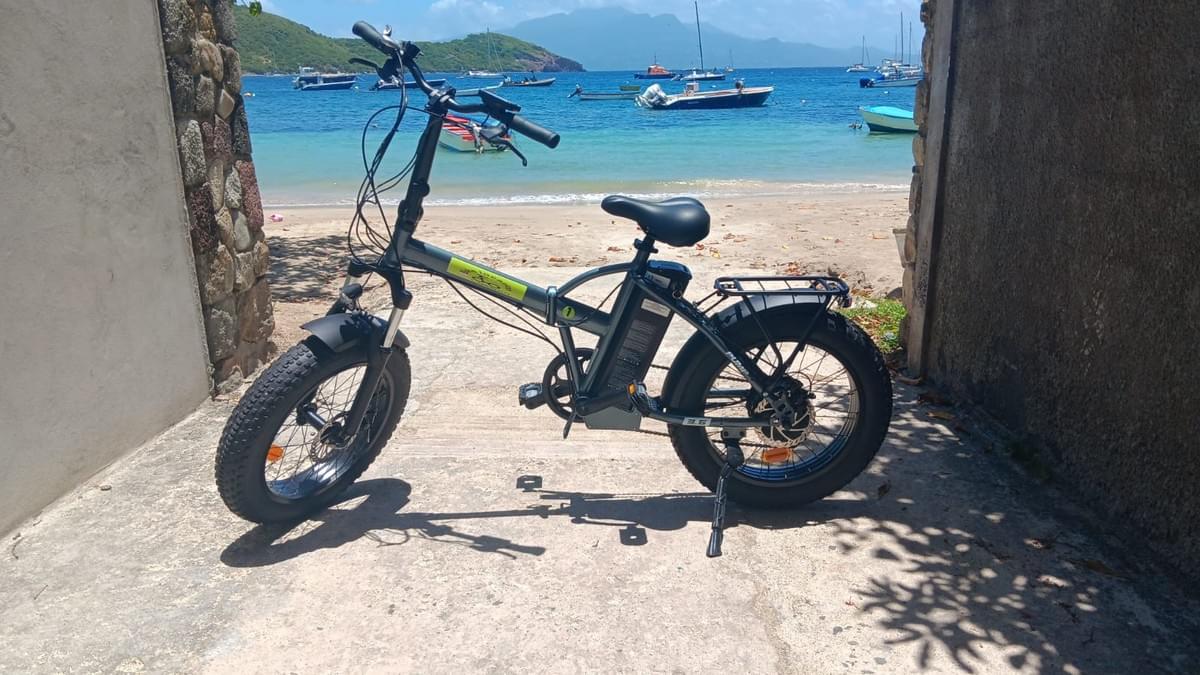 le vélo prend la pose a la plage aux saintes le vélo prend la pose a la plage aux saintes