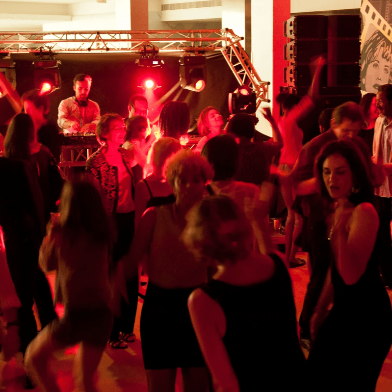 Ambiance lumineuse rouge et festive. Ambiance lumineuse rouge et festive.