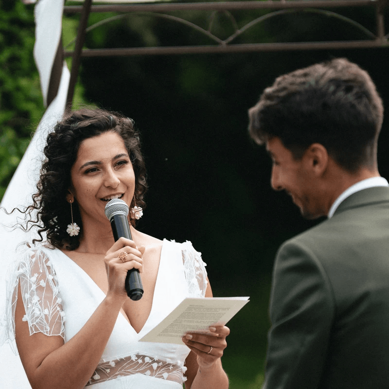 Couple en train de se marier et de discourir Couple en train de se marier et de discourir