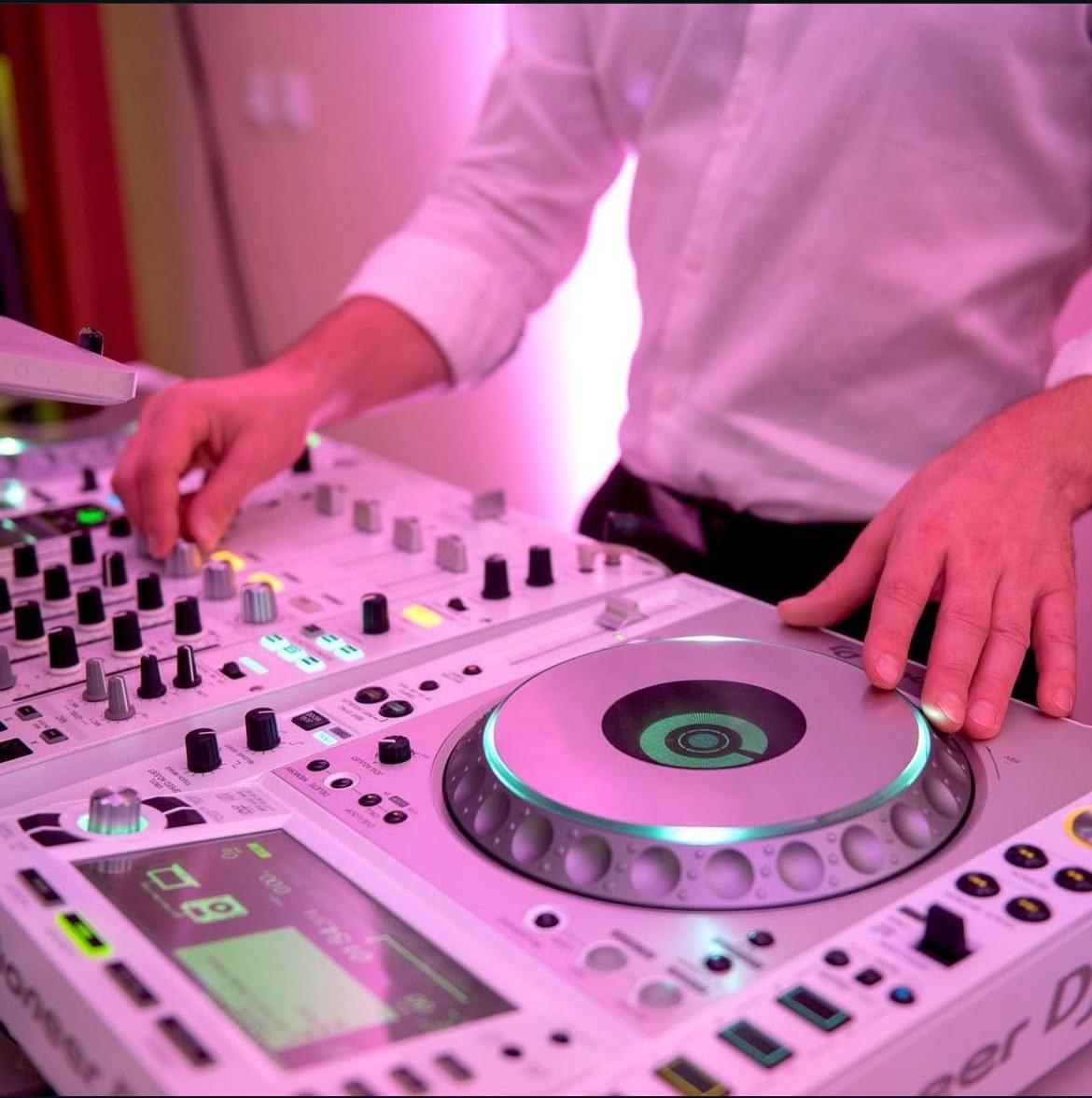 Mains sur une console de mixage Mains sur une console de mixage