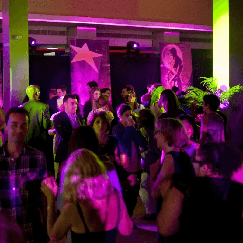 Ambiance lumineuse, festive et dansante. Ambiance lumineuse, festive et dansante.