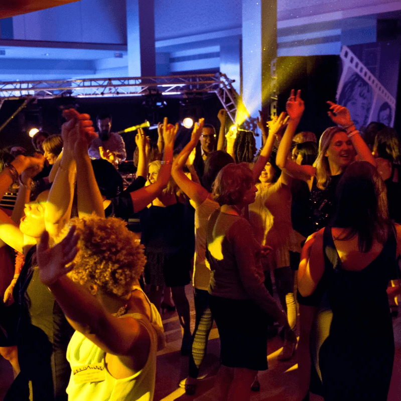 personnes en train de danser personnes en train de danser