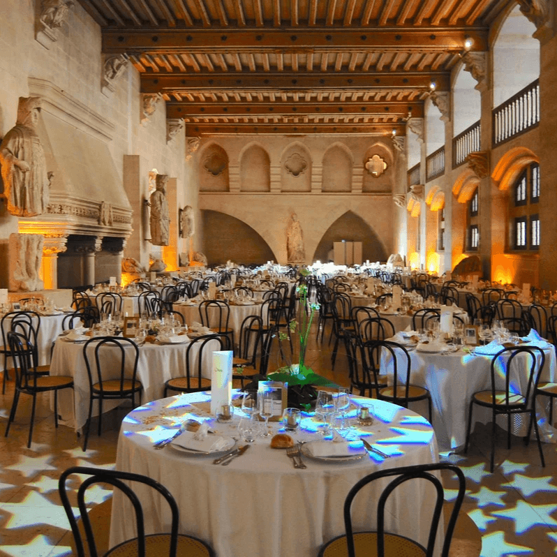 Salle de repas avec un jeu de lumière étoilé Salle de repas avec un jeu de lumière étoilé