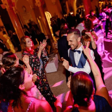 Marié qui danse avec ses invités Marié qui danse avec ses invités