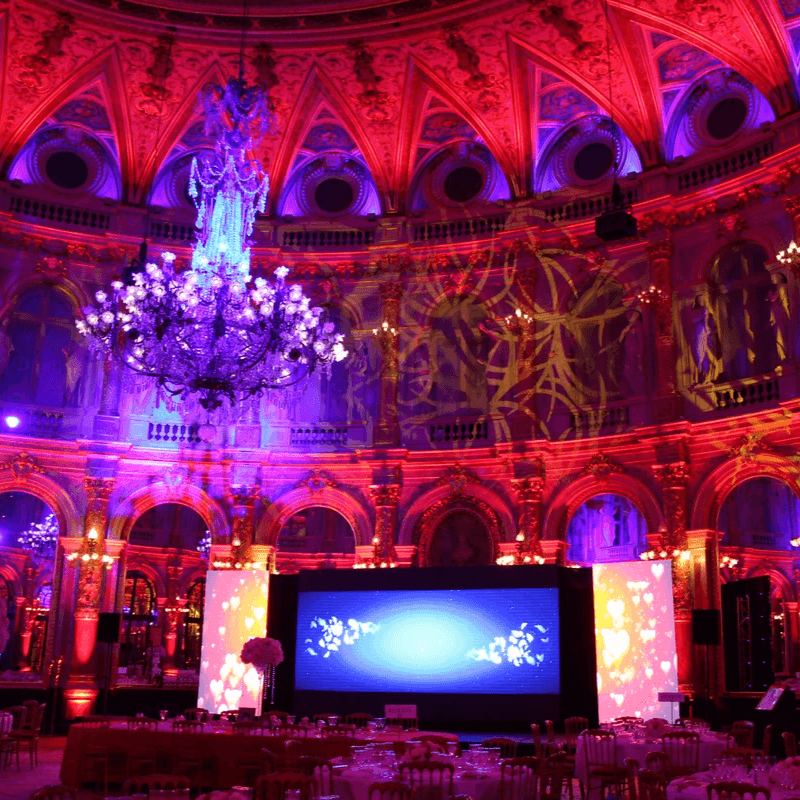Salle de château avec des projections lumineuses Salle de château avec des projections lumineuses