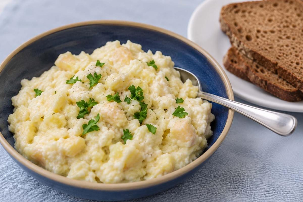 Bowl of creamy mashed Icelandic plokkfiskur garnished with parsley, served with slices of dark rye bread Bowl of creamy mashed Icelandic plokkfiskur garnished with parsley, served with slices of dark rye bread