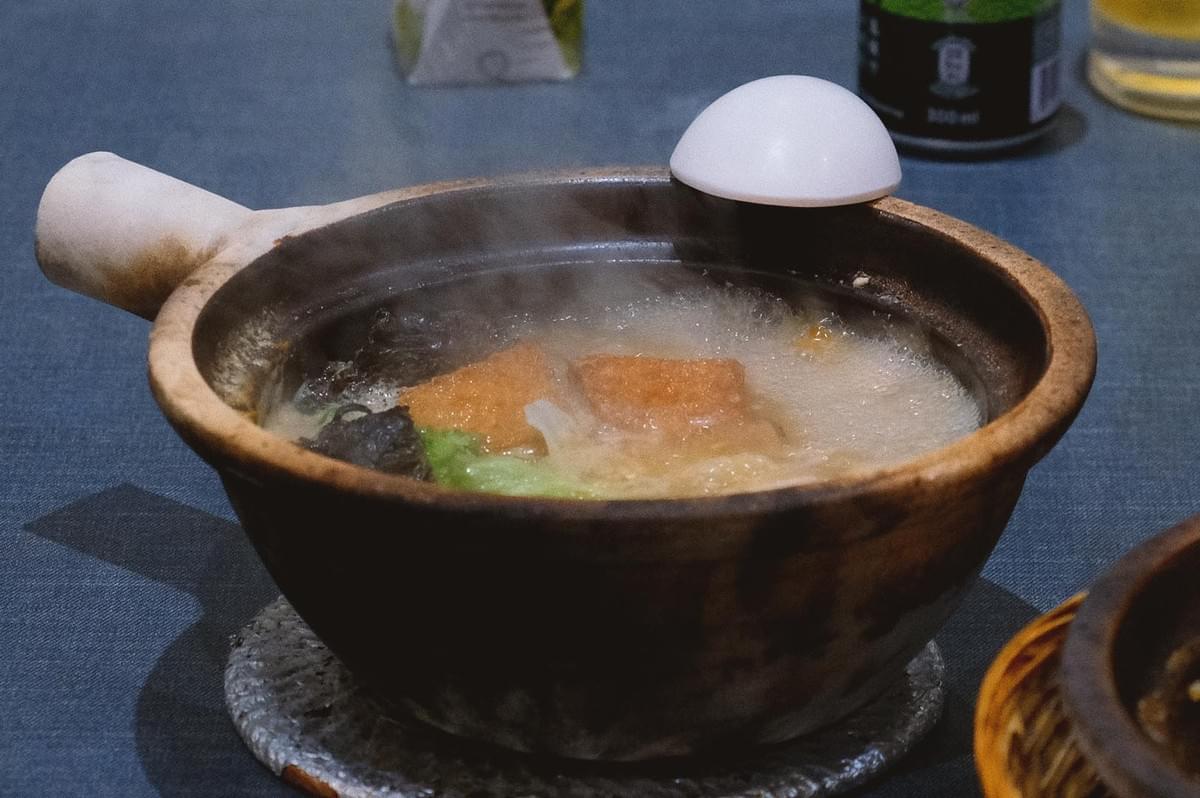 Claypot containing pomfret soup made from fresh fish slices, seaweed, cabbage and creamy fish broth Claypot containing pomfret soup made from fresh fish slices, seaweed, cabbage and creamy fish broth