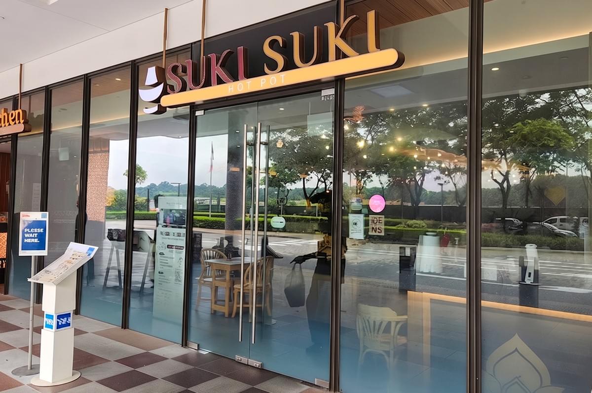 Suki-Suki Hot Pot storefront at HomeTeamNS Khatib serving halal hot pot in Singapore. Suki-Suki Hot Pot storefront at HomeTeamNS Khatib serving halal hot pot in Singapore.