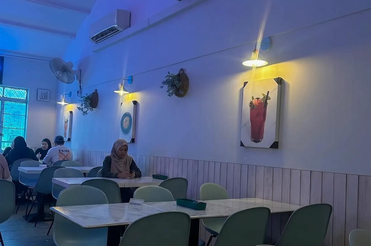 Exact address: 53 Haji Lane, Singapore 189246 Nearest MRT: Bugis MRT Station Cuisine / vibe: A homey, rustic Indonesian joint that feels like a quick getaway to Bali, complete with wooden furniture and rattan plates. What I ordered: Nasi Ayam Penyet with fiery sambal. The smashed fried chicken cutlet was crispy on the outside and tender inside, paired perfectly with fragrant rice and a spicy sambal that packs a punch. The sambal is just what spice lovers crave, delivering that fiery kick that wakes up your taste buds without overpowering the dish. I remember my first bite, it was like a little explosion of flavour that kept me reaching for more. The vibe here is casual and welcoming, making it a halal-certified crowd favourite among haji lane restaurants. The friendly staff add to the warm atmosphere, making you feel right at home whether you’re dining solo or with friends. If you love bold, authentic Indonesian street food that’s both comforting and exciting, Waroeng Anak Indo is definitely a spot you’ll want to revisit again and again. This restraurant are for spice lovers and anyone craving bold and unapologetic Indonesian street food. If you enjoy dishes that pack a punch and wake up your taste buds, Waroeng Anak Indo is definitely the spot for you. The cozy, rustic vibe makes it feel like a quick getaway to Bali, and the friendly staff make you feel right at home every time you visit. Insider tip: If you have a high heat tolerance, ask for extra green chili sambal on the side. The Halal Corner – Western Fusion with a Samyang Carbonara Twist Exact address: 53 Haji Lane, Singapore 189246 Nearest MRT: Bugis MRT Station Cuisine / vibe: A homey, rustic Indonesian joint that feels like a quick getaway to Bali, complete with wooden furniture and rattan plates. What I ordered: Nasi Ayam Penyet with fiery sambal. The smashed fried chicken cutlet was crispy on the outside and tender inside, paired perfectly with fragrant rice and a spicy sambal that packs a punch. The sambal is just what spice lovers crave, delivering that fiery kick that wakes up your taste buds without overpowering the dish. I remember my first bite, it was like a little explosion of flavour that kept me reaching for more. The vibe here is casual and welcoming, making it a halal-certified crowd favourite among haji lane restaurants. The friendly staff add to the warm atmosphere, making you feel right at home whether you’re dining solo or with friends. If you love bold, authentic Indonesian street food that’s both comforting and exciting, Waroeng Anak Indo is definitely a spot you’ll want to revisit again and again. This restraurant are for spice lovers and anyone craving bold and unapologetic Indonesian street food. If you enjoy dishes that pack a punch and wake up your taste buds, Waroeng Anak Indo is definitely the spot for you. The cozy, rustic vibe makes it feel like a quick getaway to Bali, and the friendly staff make you feel right at home every time you visit. Insider tip: If you have a high heat tolerance, ask for extra green chili sambal on the side. The Halal Corner – Western Fusion with a Samyang Carbonara Twist