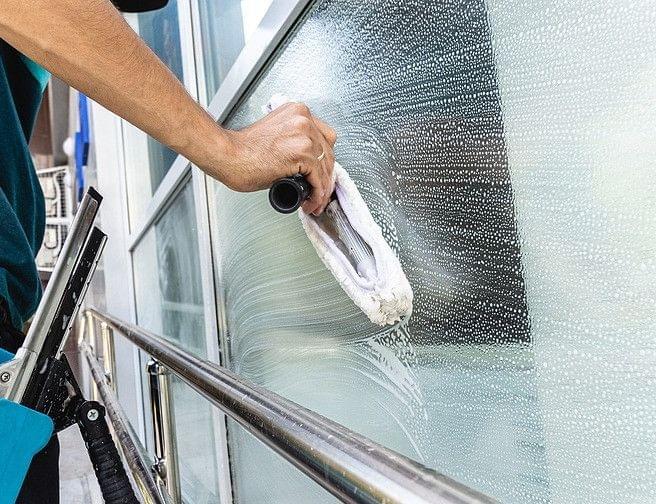 شركة تنظيف شبابيك بالرياض – إطلالة مشرقة ونظافة زجاج فائقة 0531752990 شركة تنظيف شبابيك بالرياض – إطلالة مشرقة ونظافة زجاج فائقة 0531752990